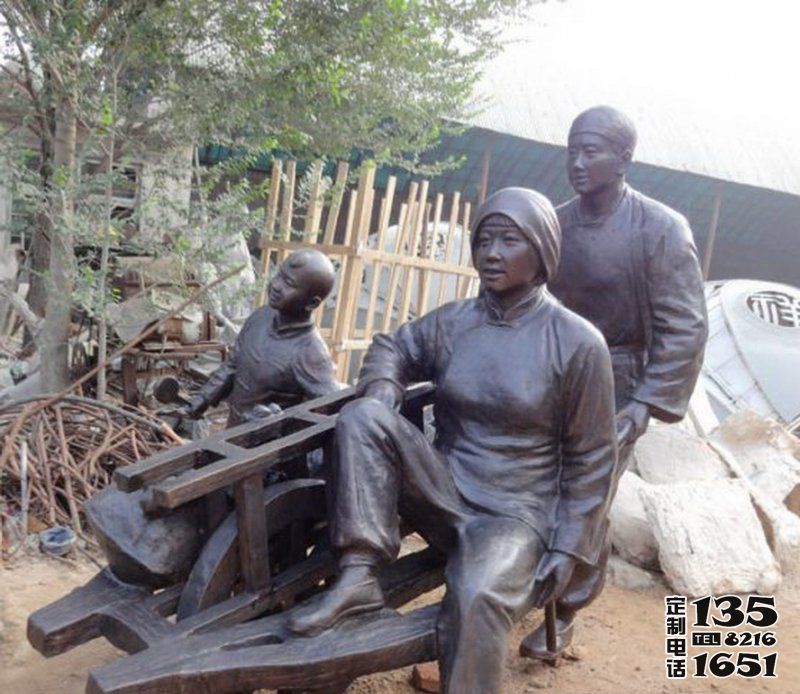 步行街戶外擺放推獨輪車推人玻璃鋼仿銅雕塑 步行街戶外擺放推獨輪車推人玻璃鋼仿銅雕塑