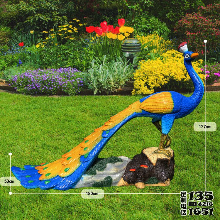 草坪上一只傲慢的仿真動物玻璃鋼彩繪孔雀雕塑 草坪上一只傲慢的仿真動物玻璃鋼彩繪孔雀雕塑