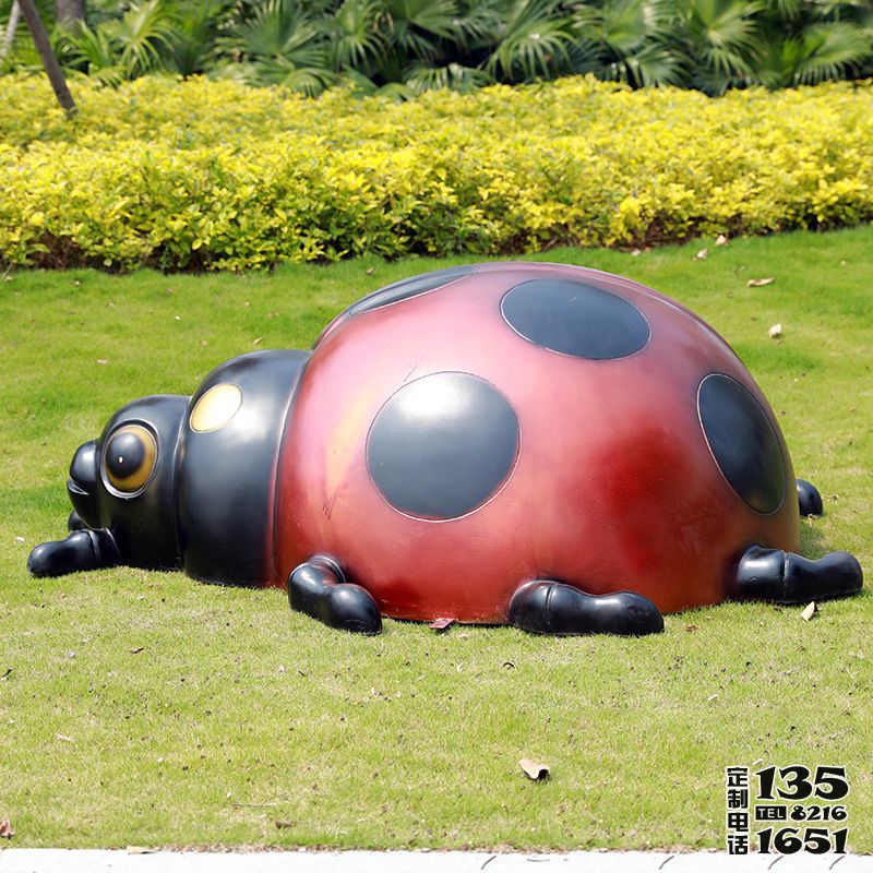 公園里擺放的一只紅色玻璃鋼噴漆七星瓢蟲(chóng)雕塑