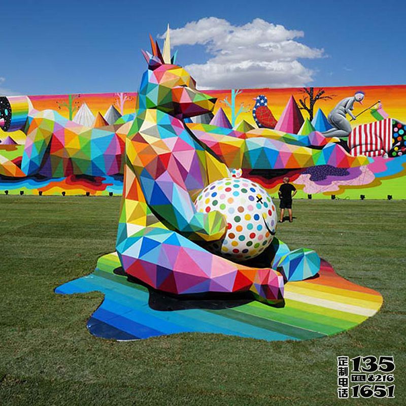 游樂(lè)場(chǎng)玻璃鋼彩繪幾何抱球熊雕塑