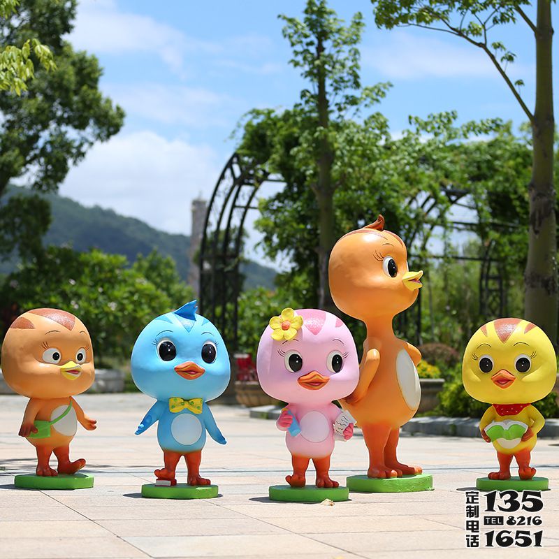 游樂場創意動畫動物玻璃鋼彩繪萌雞小隊雕塑 游樂場創意動畫動物玻璃鋼彩繪萌雞小隊雕塑