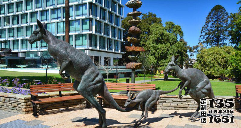 戶外公園跳躍的玻璃鋼仿真動物袋鼠雕塑 戶外公園跳躍的玻璃鋼仿真動物袋鼠雕塑