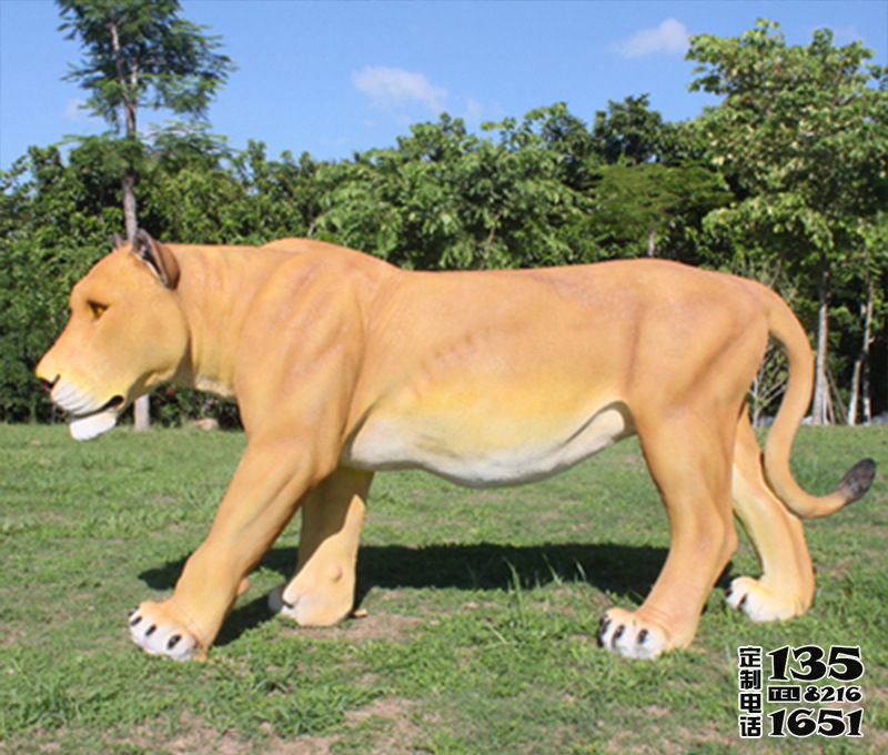 戶外草坪玻璃鋼仿真動物行走的獅子雕塑 戶外草坪玻璃鋼仿真動物行走的獅子雕塑