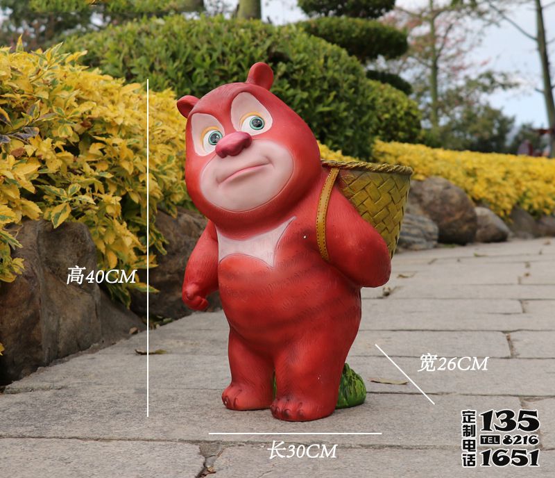 路邊有一只歪著頭的玻璃鋼彩繪熊出沒熊二雕塑 路邊有一只歪著頭的玻璃鋼彩繪熊出沒熊二雕塑