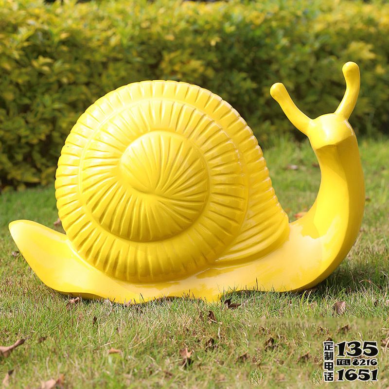 公園擺放的黃色歪頭的玻璃鋼彩繪蝸牛雕塑 公園擺放的黃色歪頭的玻璃鋼彩繪蝸牛雕塑