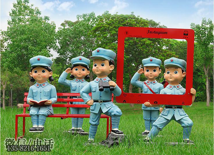 園林拍照打卡玻璃鋼卡通八路軍戰士雕塑 園林拍照打卡玻璃鋼卡通八路軍戰士雕塑
